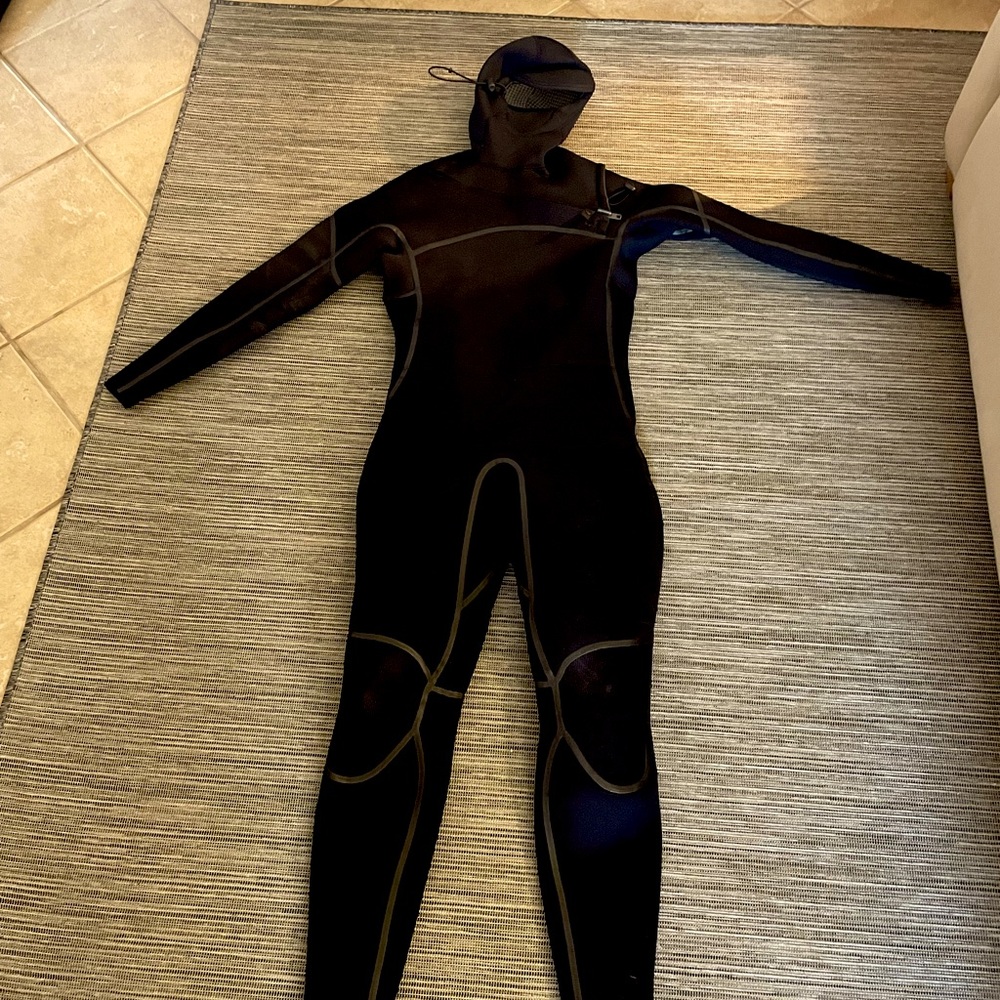 Need Essentials extra large short hooded 4/3 wetsuit